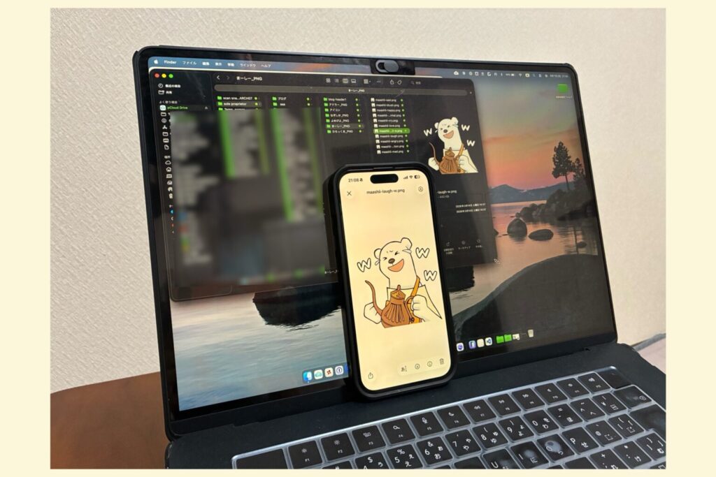 MacBookとiPhoneで同じpCloudファイルに同時アクセスしている様子